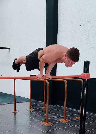 Pseudoplanche on bar