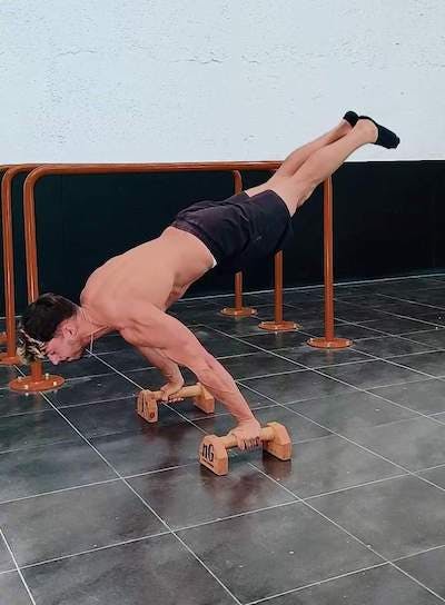 Descent from handstand to full planche