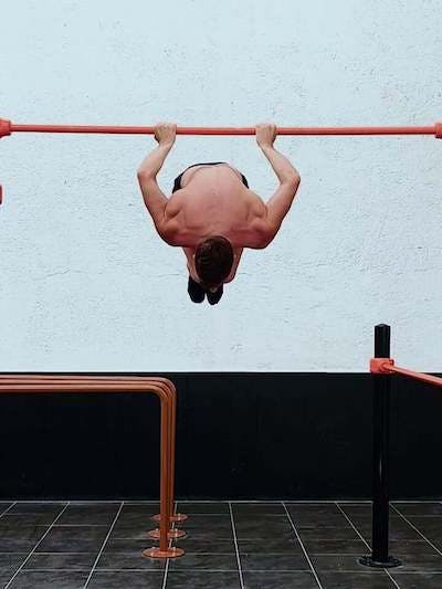 Pull parziale in Tuck Back Lever supino