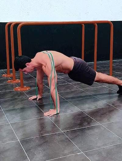 Advanced push-ups with elastic band