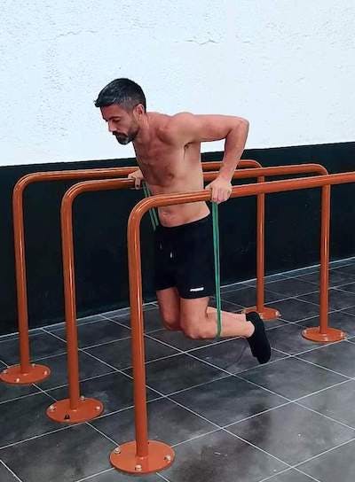 Elastic band assisted dips