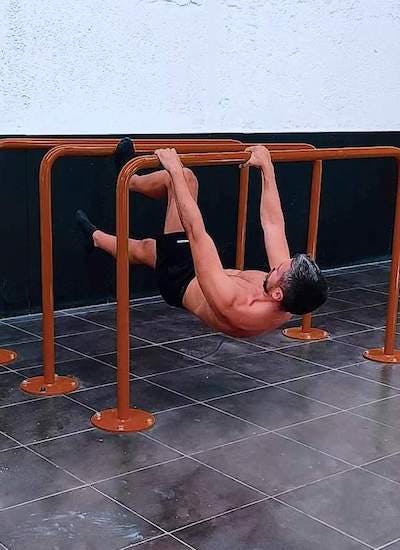 Leg assisted front lever on parallel bars
