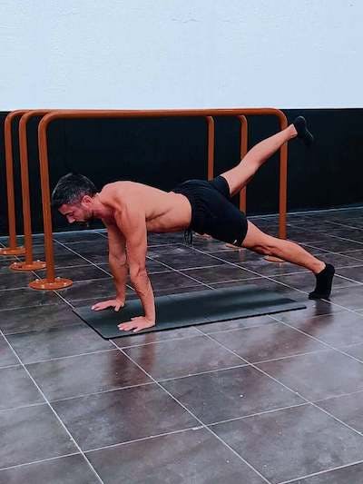 Alzate alternando le gambe in posizione di push ups